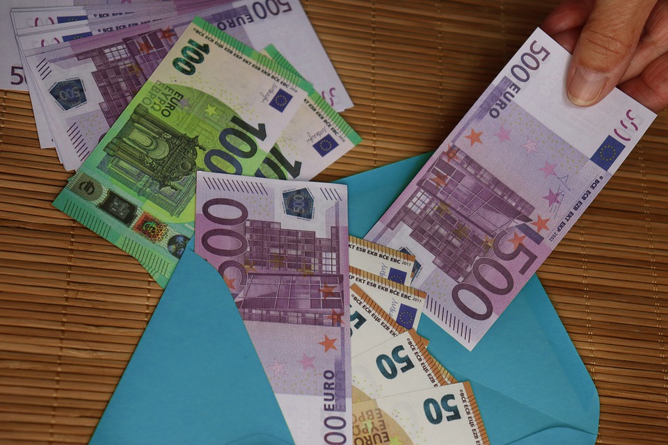 eura v obálce