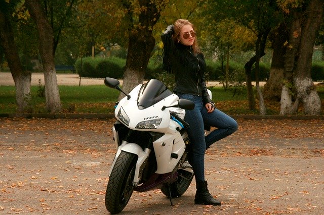 holka s motorkou