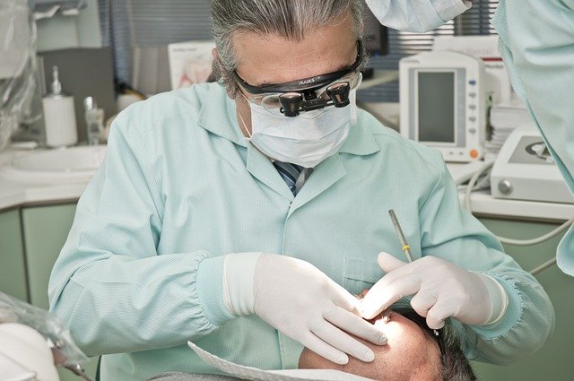 zubní chirurg